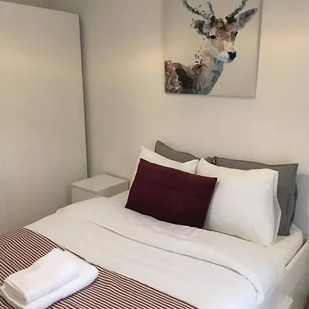 Apartment Trendy New And Large 3 Beds *